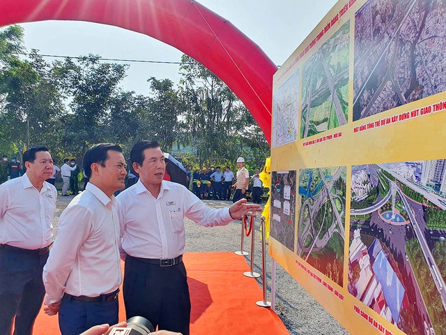 Ông Lương Minh Phúc, Giám đốc Ban Quản lý dự án đầu tư xây dựng các công trình giao thông TP.HCM (bên phải) giới thiệu các công trình trọng điểm trên địa bàn Thành phố với ông Bùi Xuân Cường, Phó chủ tịch UBND TP.HCM trong đợt phát động thi đua hoàn thành các dự án giao thông trọng điểm.