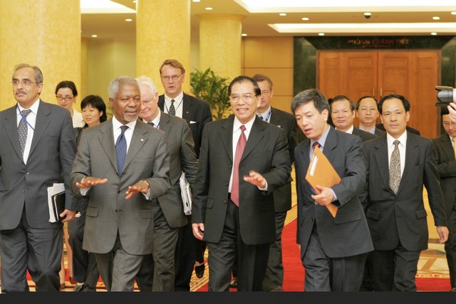 Ngày 24/5/2006, tại Hà Nội, ông Bùi Thế Giang phiên dịch cho Tổng Bí thư Nông Đức Mạnh và Tổng thư ký Liên Hợp Quốc Kofi Annan. (Ảnh: NVCC) Ngày 24/5/2006, tại Hà Nội, ông Bùi Thế Giang phiên dịch cho Tổng Bí thư Nông Đức Mạnh và Tổng thư ký Liên Hợp Quốc Kofi Annan. (Ảnh: NVCC)