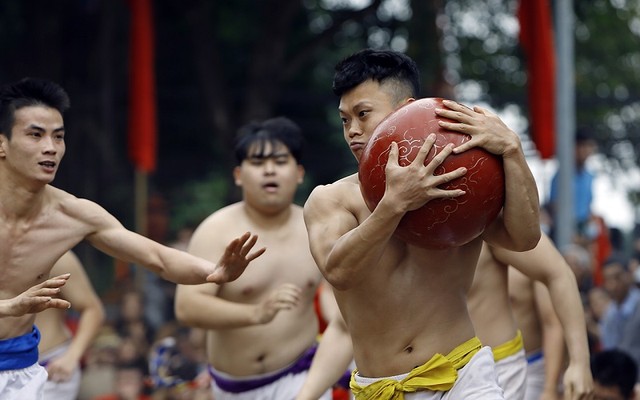 Vật cầu là môn thể thao rèn luyện không chỉ cả thể lực mà còn cả trí lực, đòi hỏi người thi đấu mưu trí, nhanh nhẹn, có tư duy phán đoán nhanh nhạy, sự phối hợp với các thành viên trong của đội mình thật tốt để đưa quả cầu về hố đạt đủ số điểm do Ban tổ chức quy định.