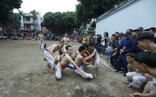 Vật cầu có 4 đội canh 4 hố, hình thức thi đấu được mô phỏng theo hình thức luyện quân của thái tử Linh Lang Đại Vương.