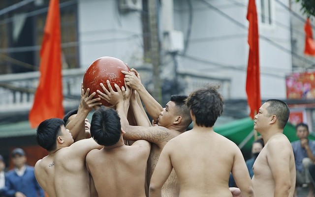 Thành viên tham dự hội vật cầu chủ yếu là trai làng Thúy Lĩnh, có sức khỏe, có tinh thần thi đấu thể thao thượng võ.