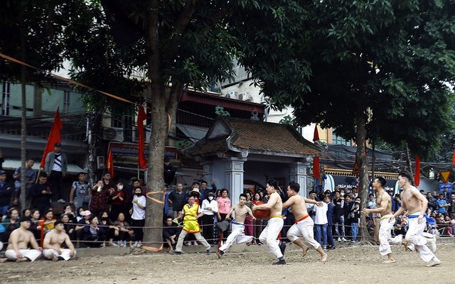Hội vật cầu Thúy Lĩnh được nhân dân địa phương tổ chức đều đặn vào các ngày mùng 4, 5 và 6 tháng Giêng hàng năm, theo nghi thức cổ truyền, tại sân đình làng Thúy Lĩnh.