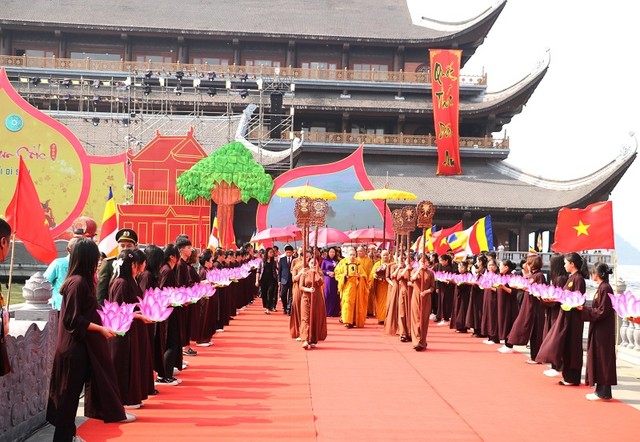 Nghi lễ rước nước lên Chùa Ngọc, nằm trong quần thể Khu du lịch Quốc gia chùa Tam Chúc. Ảnh: Phương Liên