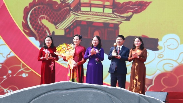 Phó Chủ tịch nước Võ Thị Ánh Xuân, Thứ trưởng Bộ Văn hóa Thể thao và Du lịch trao Cúp giải thưởng du lịch thế giới cho tỉnh Hà Nam. Ảnh Phương Liên
