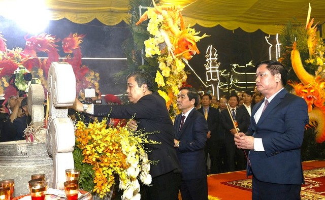 Lãnh đạo tỉnh Thái Bình dâng hương tưởng niệm các vị vua triều Trần. Lãnh đạo tỉnh Thái Bình dâng hương tưởng niệm các vị vua triều Trần.
