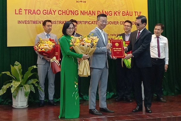 Bí thư Tỉnh ủy Đồng Nai Nguyễn Hồng Lĩnh (ngoài cùng bên phải) trao giấy phép đầu tư cho Dự án SLP Park Lộc An Bình Sơn tại huyện Long Thành hồi đầu tháng 1/2024 - Ảnh: Lê Quân