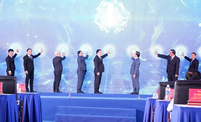 Các đại biểu thực hiện nghi thức khánh thành Khu công nghiệp, đô thị và dịch vụ Becamex VSIP Bình Định giai đoạn 1.