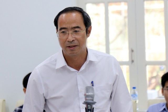 Ông Nguyễn Thanh Tâm, Giám đốc Ban Quản lý dự án đầu tư xây dựng các công trình giao thông tỉnh Quảng Nam báo cáo tiến độ thực hiện các dự án.