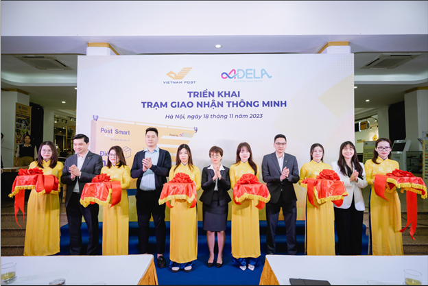 Bà Lê Thị Kiều Chinh (áo trắng, bên phải) trong sự kiện Triển khai Trạm giao nhận thông minh giữa Vietnam POST và Adela