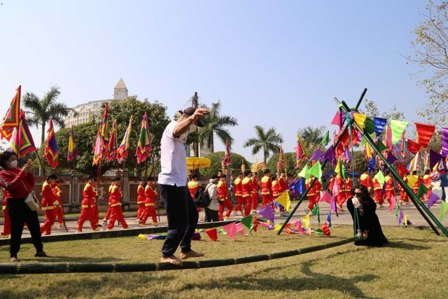 Nhiều trò chơi truyền thống trong khuôn khổ lễ hội thu hút đông đảo người dân địa phương và du khách.