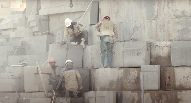 Thi công tôn tượng Bồ Tát Di Lặc trong thời tiết khắc nghiệt trên đỉnh núi Bà Đen. Ảnh: Sun World Ba Den Mountain