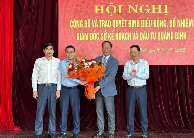 Các Phó giám đốc Sở Kế hoạch và Đầu tư Quảng Bình tặng hoa chúc mừng ông Nguyễn Xuân Đạt.
