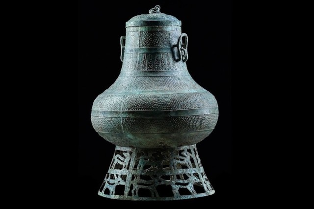 Bình đồng Đông Sơn là tác phẩm nghệ thuật mang giá trị tiêu biểu của kỹ nghệ đúc đồng và trang trí điển hình của người Việt cổ. Ảnh: Trần Đình Thăng