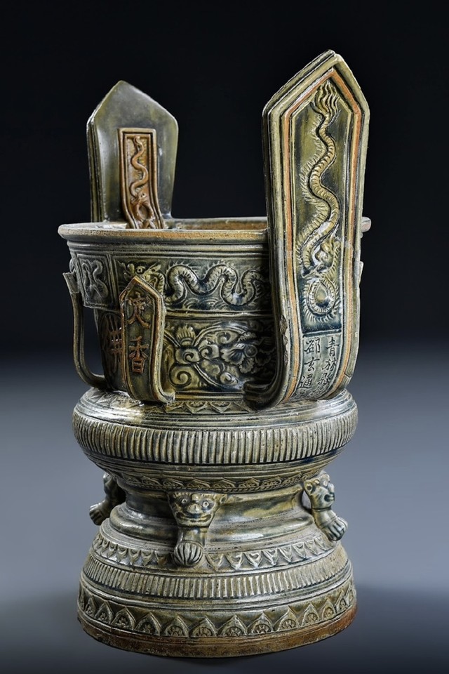 Lư hương do tầng lớp quý tộc, hoàng thân quốc thích đặt làm cung tiến vào nơi tôn nghiêm hay quốc tự. Ảnh: Trần Đình Thăng