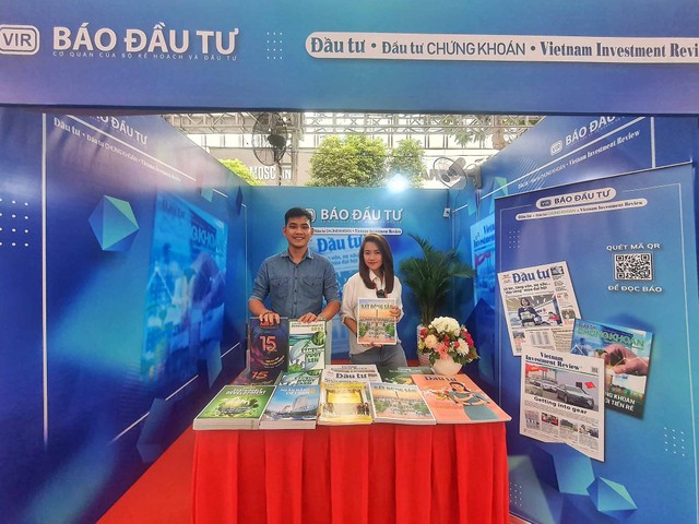 Gian hàng giới thiệu các ấn phẩm của Báo Đầu tư. Gian hàng giới thiệu các ấn phẩm của Báo Đầu tư.