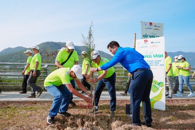 Tập thể nhân viên Imexpharm bắt tay trồng cây xanh tại khu vực Vành đai 2, Nha Trang