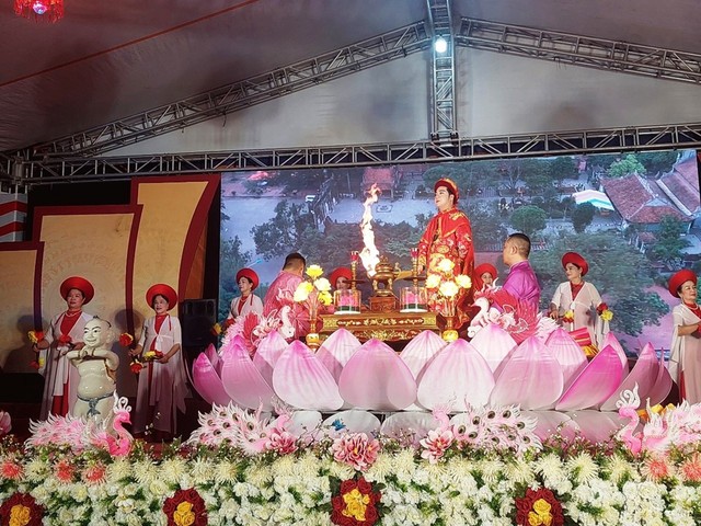 Đây là năm thứ 2 diễn ra chương trình “Liên hoan diễn xướng hát văn và hát chầu văn mở rộng Đồ Sơn” tại Lễ hội đảo Dấu.