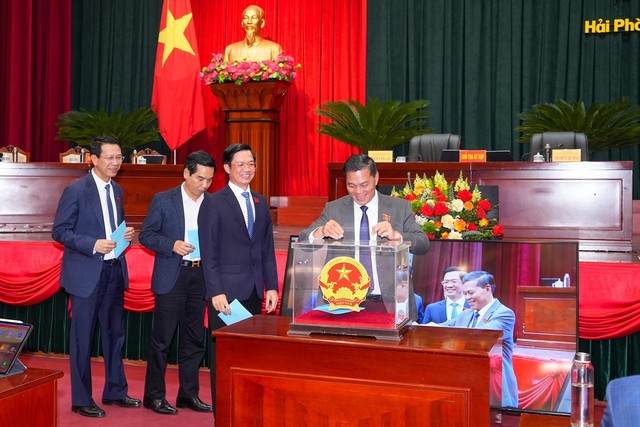 Các đại biểu bỏ phiếu bầu tại Kỳ họp.