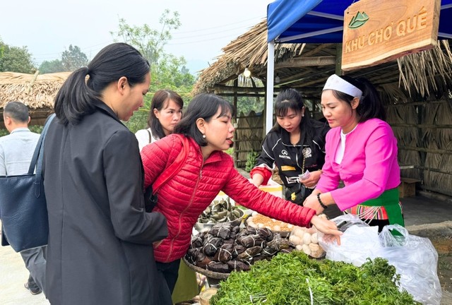 Các đại biểu tìm hiểu và mua đặc sản địa phương.