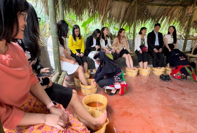 Các đại biểu trải nghiệm ngâm chân thảo dược.