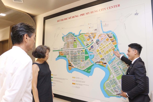 Mức giá “mềm” của sản phẩm thứ cấp đang thu hút khách hàng. Ảnh: Lê Toàn