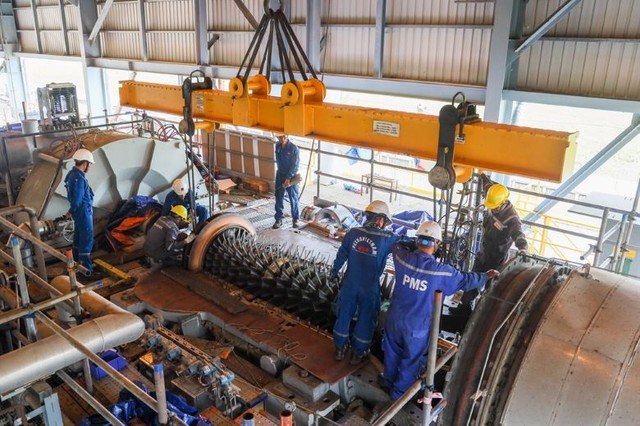 Bị cáo xem lại Cáo trạng và hồ sơ trước giờ xét xử.