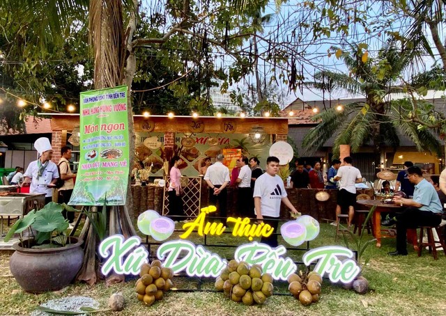 Đông đảo người dân và du khách tham lễ hội trong ngày đầu diễn ra.