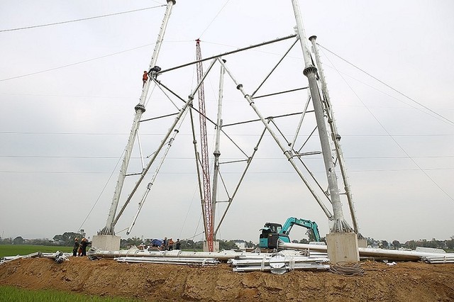 Thi công dựng cột tại Dự án Đường dây 500 kV Nhà máy điện Nam Định I - Thanh Hóa Thi công dựng cột tại Dự án Đường dây 500 kV Nhà máy điện Nam Định I - Thanh Hóa