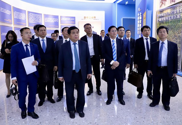 Bộ trưởng Nguyễn Chí Dũng cùng đoàn công tác thăm triển lãm thành quả 10 năm xây dựng khu thương mại tự do Thượng Hải.