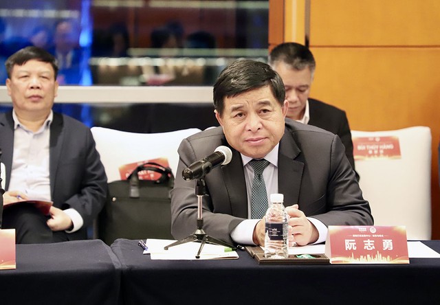 Bộ trưởng Nguyễn Chí Dũng trao đổi tại toạ đàm về phát triển trung tâm tài chính quốc tế.