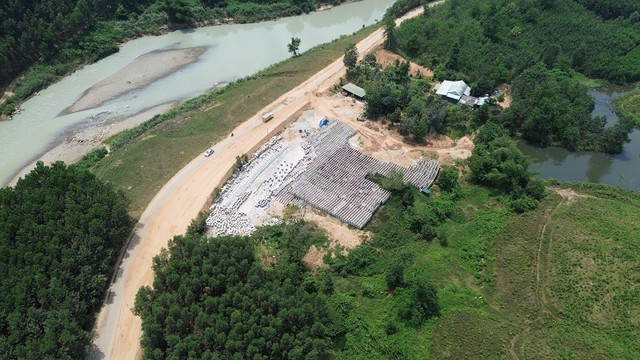 Việc bàn giao mặt bằng ngắt quãng khiến các nhà thầu thi công gặp khó khăn.