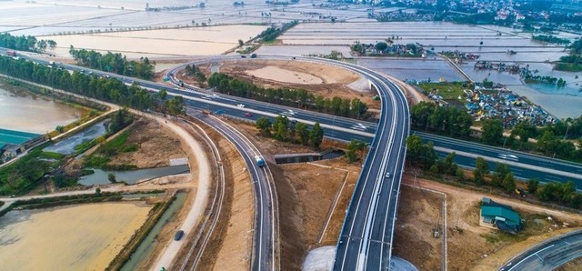 Toàn cảnh nút giao đường tỉnh 392 với cao tốc Hà Nội-Hải Phòng tại huyện Bình Giang, tỉnh Hải Dương được thông xe, khai thác từ ngày 5/2. Ảnh: Vũ Dung Toàn cảnh nút giao đường tỉnh 392 với cao tốc Hà Nội-Hải Phòng tại huyện Bình Giang, tỉnh Hải Dương được thông xe, khai thác từ ngày 5/2. Ảnh: Vũ Dung