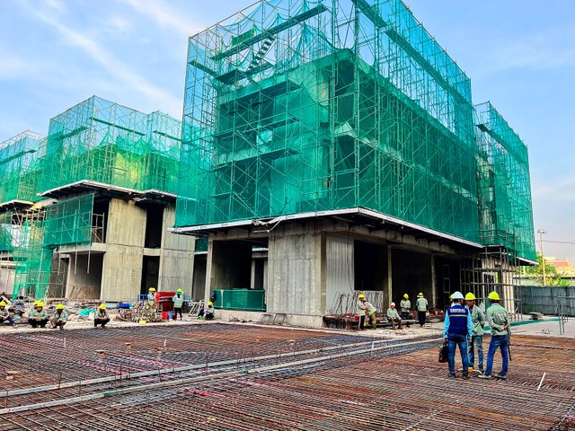 Nhiều dự án ở vùng phụ cận TP.HCM đang tăng tốc xây dựng. Ảnh: Lê Toàn