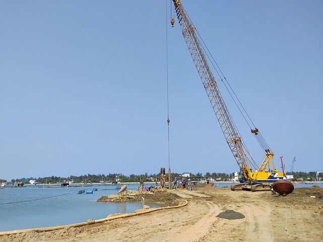 Các nhà thầu đang đẩy nhanh tiến độ thực hiện dự án Cầu Thạnh Đức.