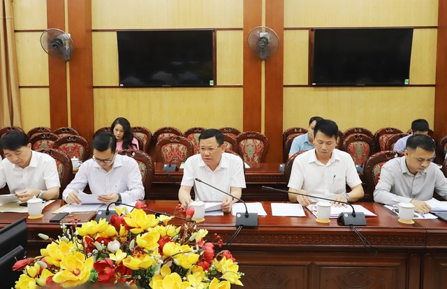 Phó chủ tịch Thường trực UBND tỉnh Thanh Hoá Nguyễn Văn Thi (thứ ba, trái ảnh) trao đổi với đoàn công tác WB