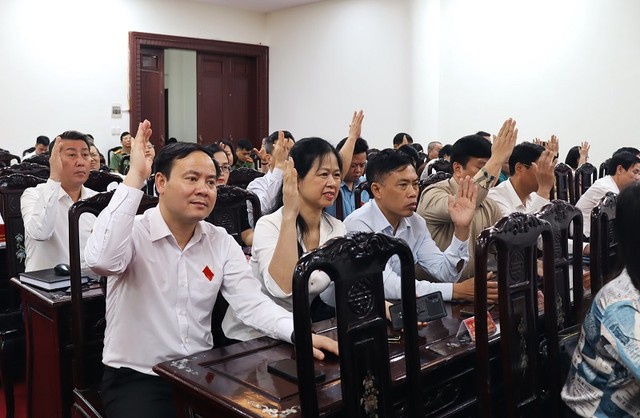 Các đại biểu HĐND tỉnh Thái Bình biểu quyết thông qua các nghị quyết tại kỳ họp.