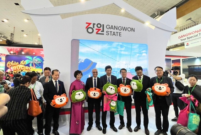 Các đại biểu tham quan các gian hàng tại Hội chợ. (Ảnh: Mai Mai)