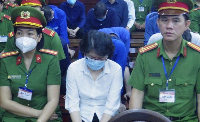 Bị cáo Đỗ Thị Nhàn (cựu Cục trưởng Cục Thanh tra, giám sát ngân hàng II (Cục II) thuộc Ngân hàng Nhà nước bị cáo buộc về hành vi nhận hối lộ 5,2 triệu USD.