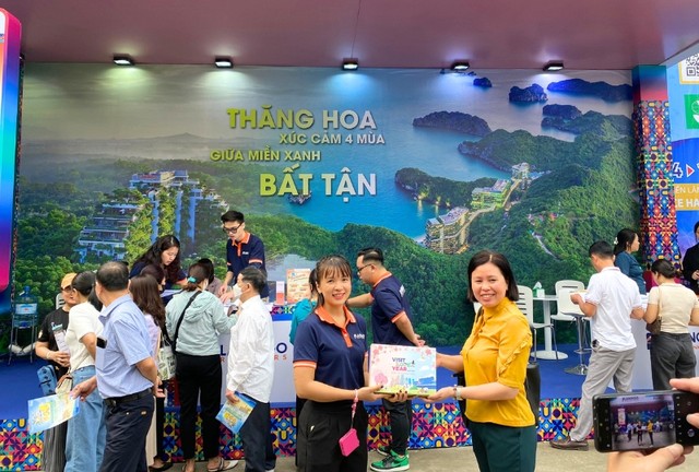 Người dân và du khách trải nghiệm các chương trình trúng thưởng tại gian hàng Flamingo Redtours.