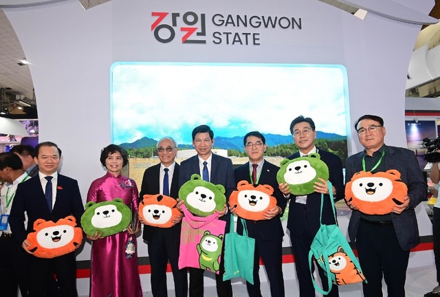 Các đại biểu tham quan gian hàng của tỉnh tự trị Đặc biệt Gangwon, Hàn Quốc, tại VITM Hà Nội 2024.