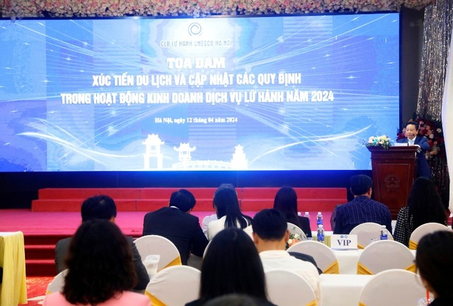 Ông Trương Quốc Hùng, Chủ tịch CLB Lữ hành Unesco Hà Nội phát biểu khai mạc Tọa đàm.