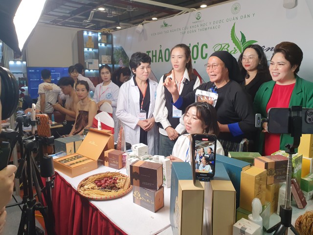 Phiên bán hàng livestream diễn ra tại Triễn lãm Xúc tiến thương mại và đầu tư Doanh nhân trẻ Việt Nam tối ngày 14/4