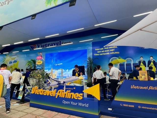 Đông đảo du khách tại gian hàng của Vietravel.