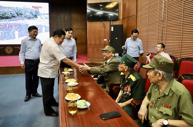 Bộ trưởng Nguyễn Chí Dũng thăm hỏi ân cần các chiến sĩ Điện Biên. (Ảnh: MPI)