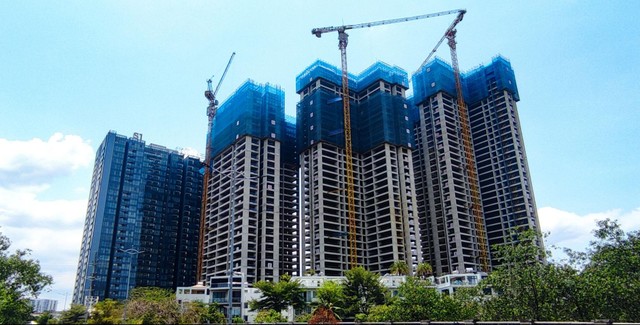 Dự án Sunshine Sky City hiện đang thi công lên đến tầng 37 bên cạnh tòa S1 đã đi vào vận hành, SCG luôn đẩy mạnh tăng cường công tác thi công nước rút, ưu tiên mọi nguồn lực để hoàn thành đúng tiến độ kế hoạch đặt ra, chuẩn bị cất nóc liên tiếp 3 toà: S4 (giữa tháng 5/2024), S3 (tháng 6/2024) và S2 (tháng 7/2024). Dự án Sunshine Sky City hiện đang thi công lên đến tầng 37 bên cạnh tòa S1 đã đi vào vận hành, SCG luôn đẩy mạnh tăng cường công tác thi công nước rút, ưu tiên mọi nguồn lực để hoàn thành đúng tiến độ kế hoạch đặt ra, chuẩn bị cất nóc liên tiếp 3 toà: S4 (giữa tháng 5/2024), S3 (tháng 6/2024) và S2 (tháng 7/2024).