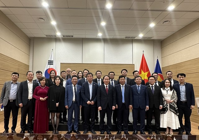 Đoàn công tác TP. Hải Phòng chụp ảnh lưu niệm với Đại sứ quán Việt Nam tại Hàn Quốc. Ảnh: Quốc Anh