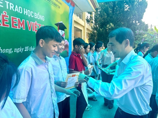 Ông Bùi Đức Hải, Phó Tổng Biên tập thường trực Báo Đầu tư trao học bổng cho các em học sinh nghèo vượt khó