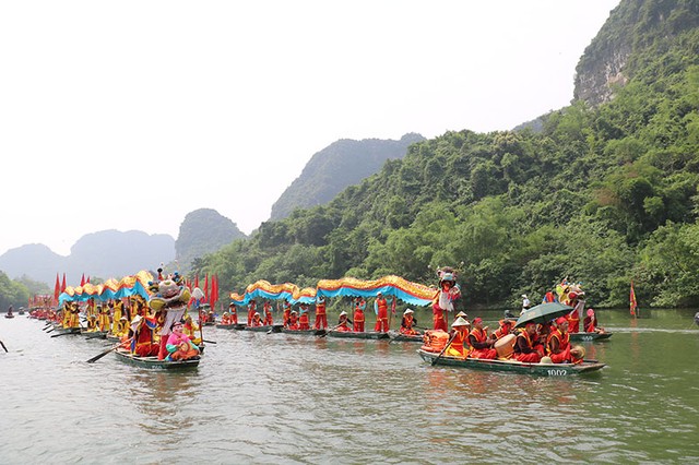 Hàng nghìn người dân và du khách đã tham gia vào hành trình rước rồng, với đội hình gồm đội trống nhảy, đội rồng, cờ tế, kèn tây...