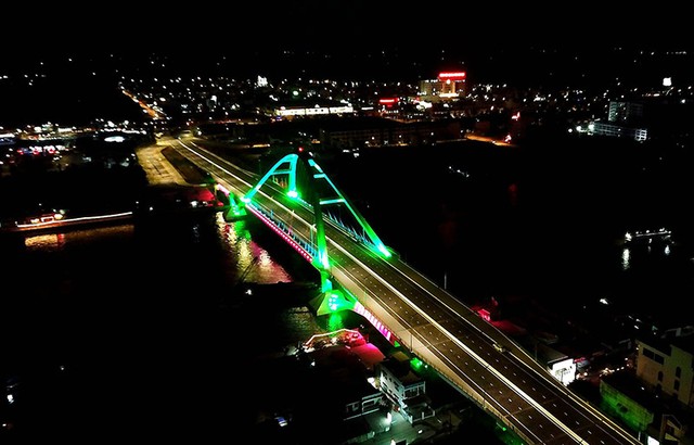 Cầu Trần Hoàng Na về đêm. Ảnh: Trung Phạm