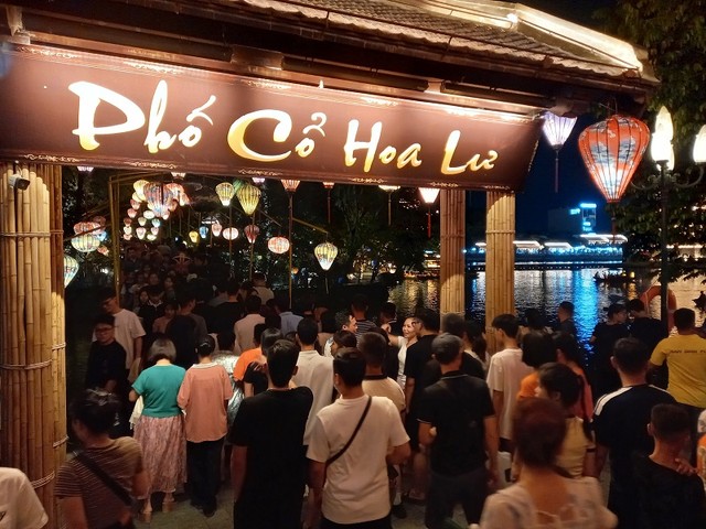 Hàng vạn du khách đã đến Phố cổ Hoa Lư trong dịp nghỉ lễ dài ngày. Ảnh Minh Đường